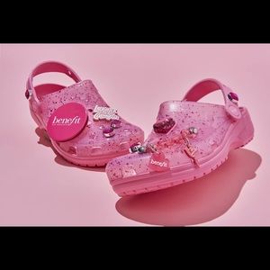 Benefit x Crocs Classic Clog - SIZE 5M/7W